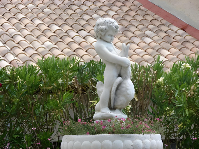 Others 2, Hotel le Siecle, Vaucluse