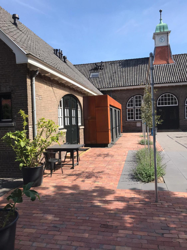 Others 5, Overnachten in de oude West-Indieschool, Enschede