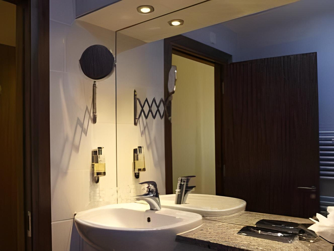 Bathroom 4, Tower Hotel & Leisure Centre