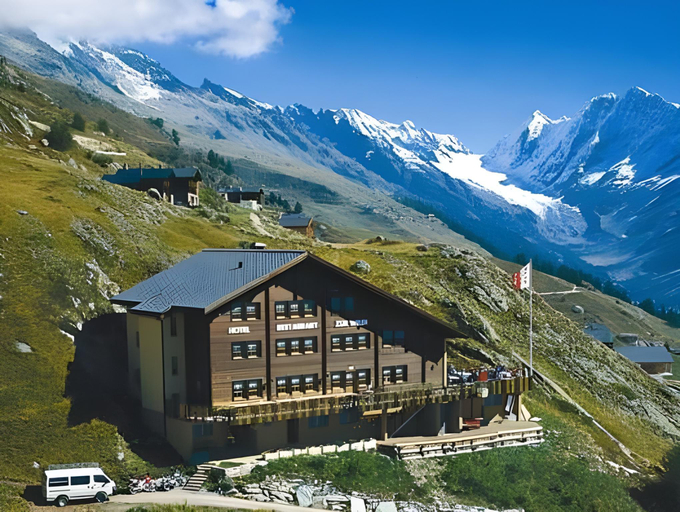Exterior & Views