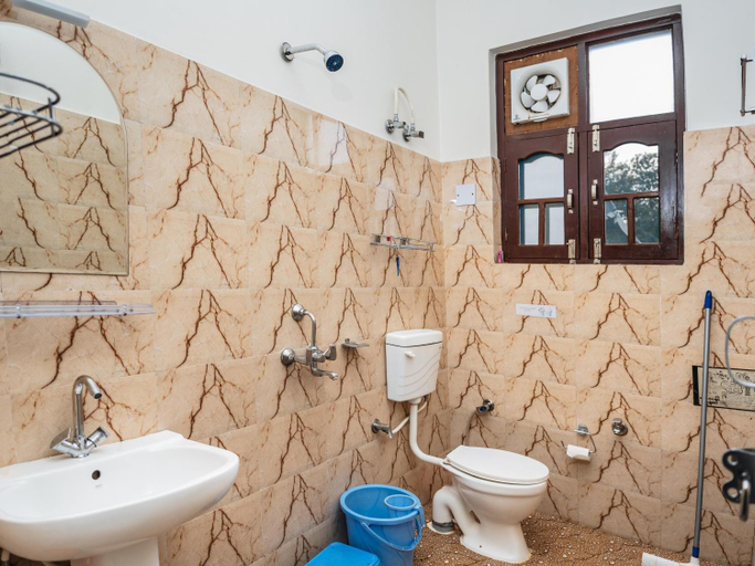 Bathroom 3, The Bunker Bir, Kangra