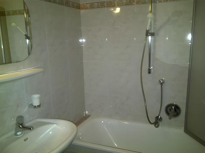 Bathroom 3, Hotel Silvana, Bolzano