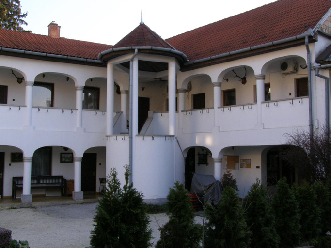 Eden Panzio, Eger