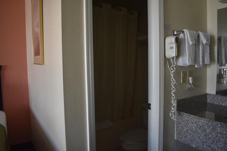 Bathroom 3, Royal Inn, Washington