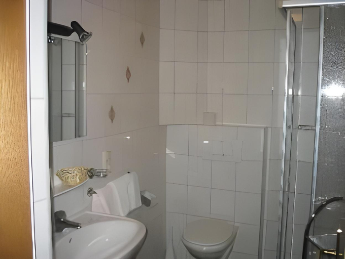 Bathroom 4, Hotel Engl, Innsbruck