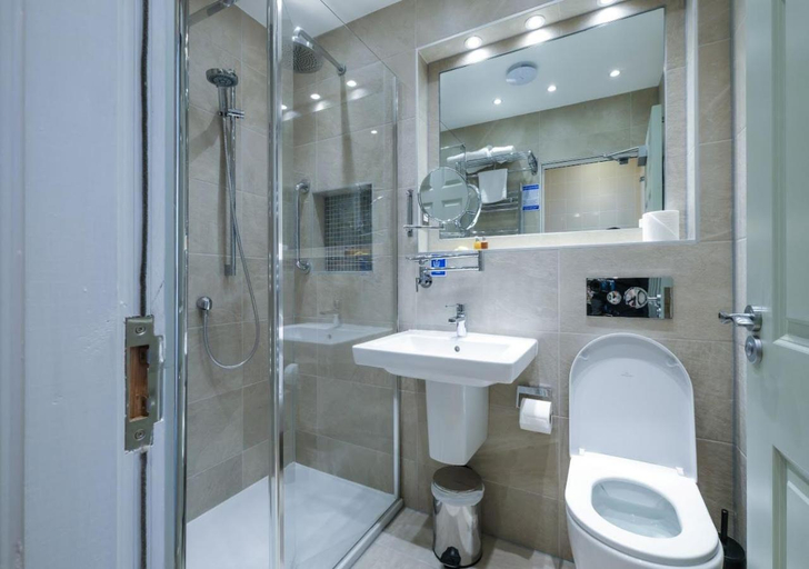 Bathroom 4, Roxford Lodge Hotel, Dublin