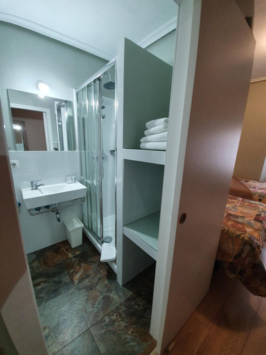 Bedroom 3, Hostal Riesco, Madrid