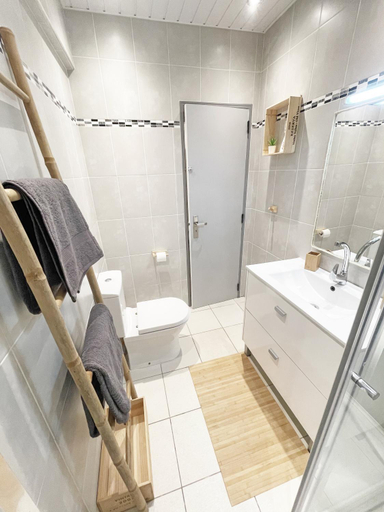 Bathroom 2, Beachfront Oura | 100m Beach, 300m Strip, 1Gb Wifi, Albufeira