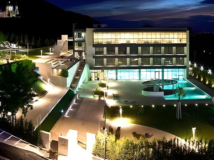 Exterior & Views