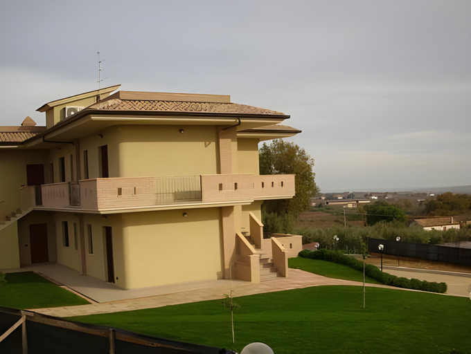 Exterior & Views