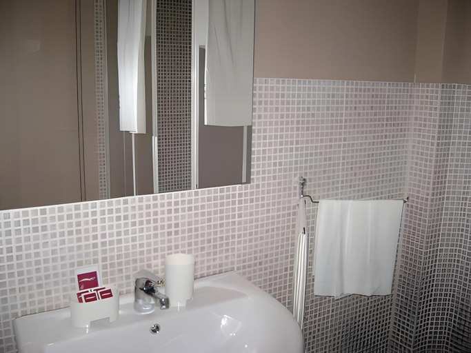 Bathroom 2, Ankon Hotel, Ancona