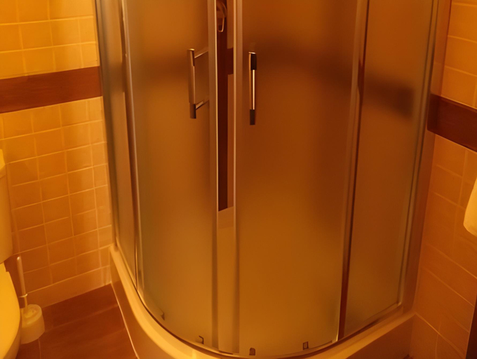 Bathroom 4, Галицька Корона, Pustomytivs'kyi
