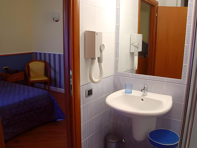 Bathroom 3, Hotel Kursaal, Napoli