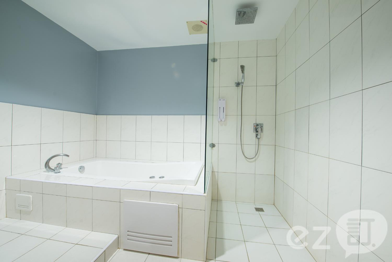 Bathroom 3, Red Sun, Pingtung