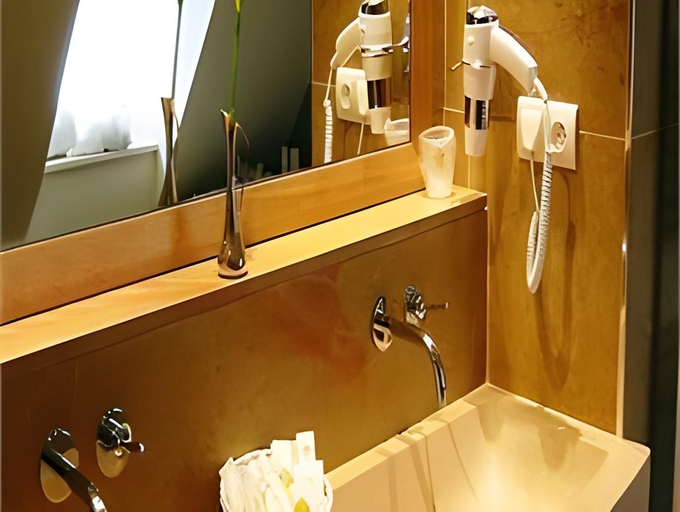 Bathroom 4, Hostellerie De Levernois, Côte-d'Or