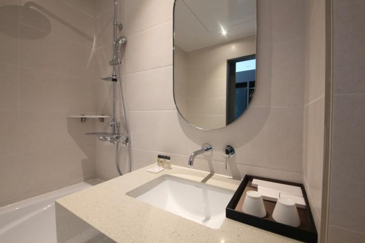 Bathroom 16