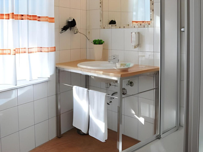 Bathroom 5, Landhotel Baumanns Hof, Diepholz