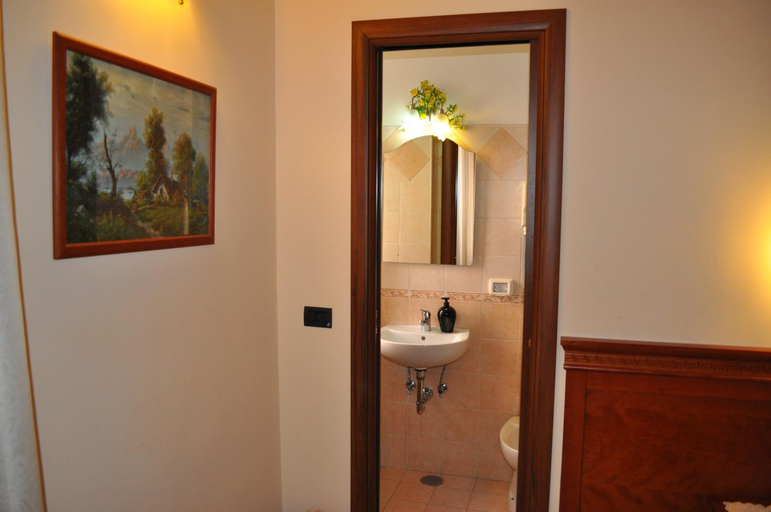 Bathroom 3, Paramount, Rome