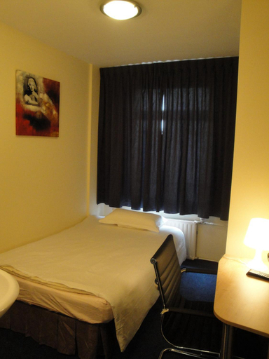 Bedroom 4, New City Hotel Scheveningen, The Hague