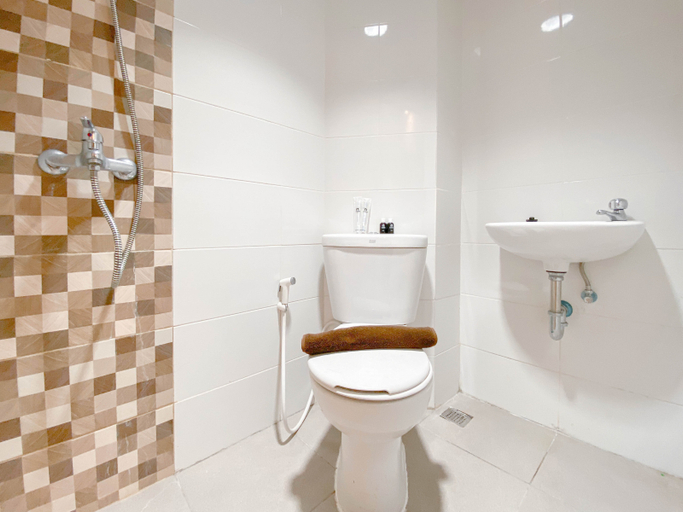 Bathroom 5, Comfortable and Homey Studio at The Alton Apartment By Travelio, Semarang