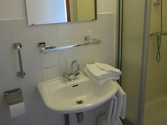 Bathroom 2, Hotel-restaurant "Lely", Oostflakkee