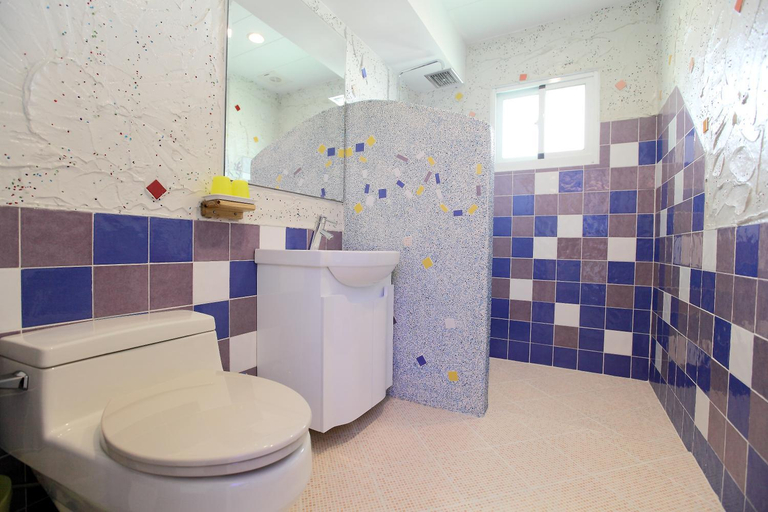 Bathroom 3, Edinburgh 16 Inn, Pingtung
