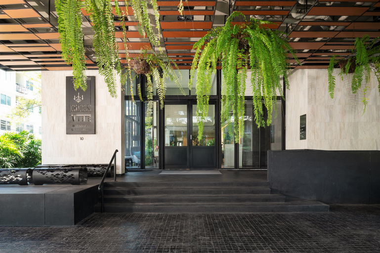 Exterior & Views 9