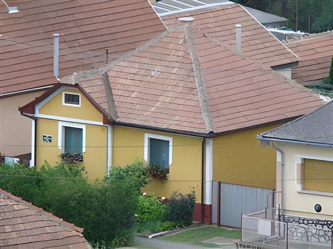 Others 2, Jazmin Apartmanhaz, Eger
