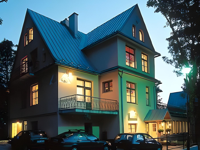 Exterior & Views