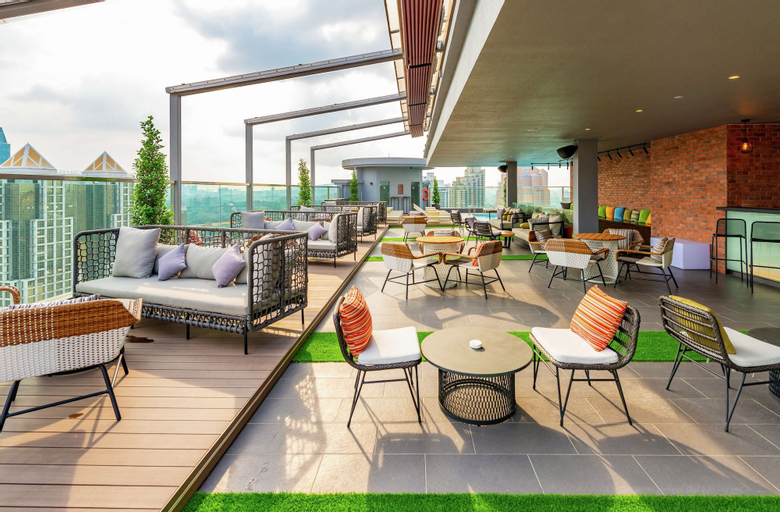Exterior & Views 27