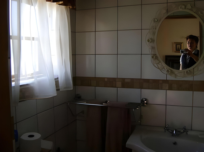 Bathroom 3, Lalapanzi Hotel & Conference Centre, Vhembe