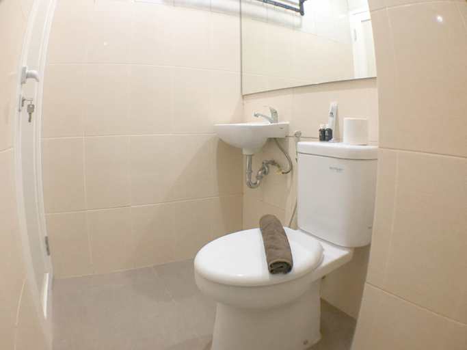 Bathroom 5, Wonderful Studio at Bale Hinggil Apartment By Travelio, Surabaya