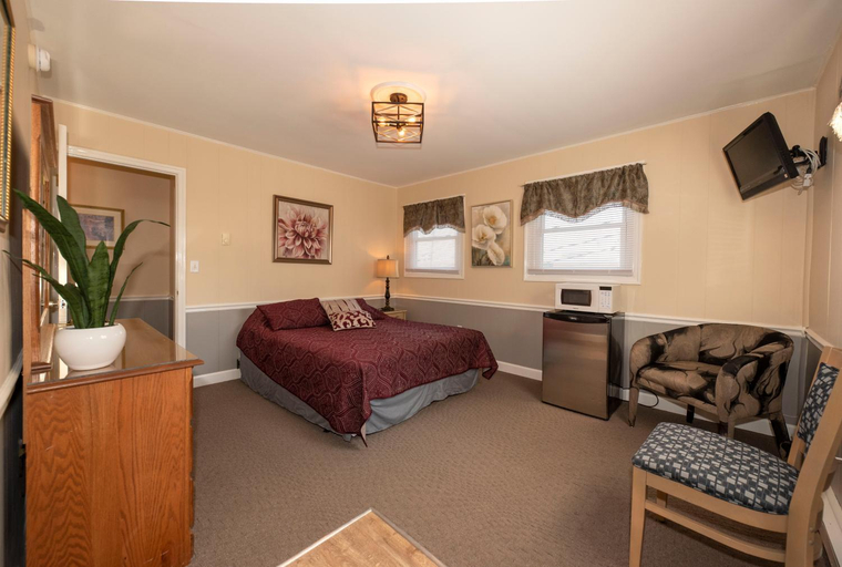 Bedroom 2, Simmons Motel and Suites, Dauphin
