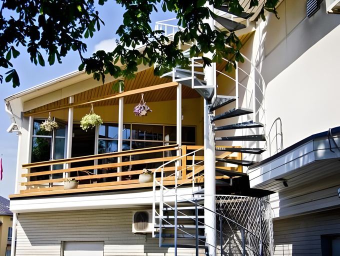 Exterior & Views