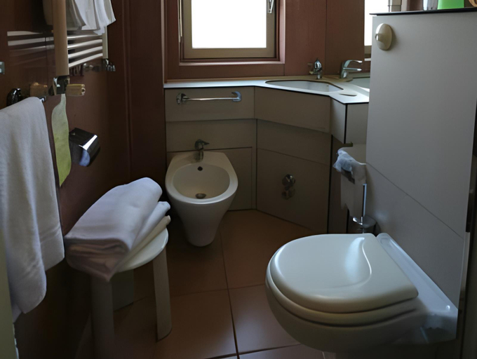 Bathroom 4, Hotel Roma, Aosta