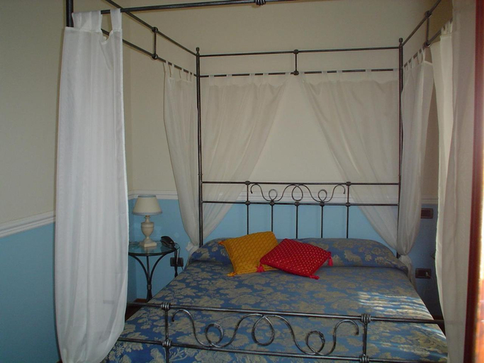 Others 4, Petit Chateau, Pistoia