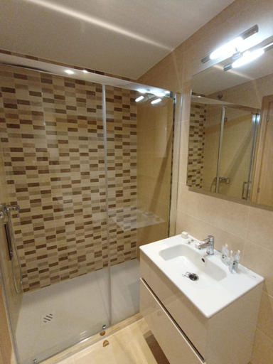 Bathroom 2, Duerming Ria de Viveiro, Lugo