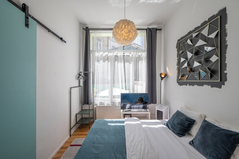 Bedroom 2, Stylish 3 Bd 3 Bath Duplex In Brussels, Bruxelles