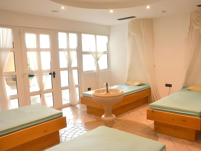 Bedroom 3, Alpholiday Dolomiti Wellness & Family Hotel, Trento
