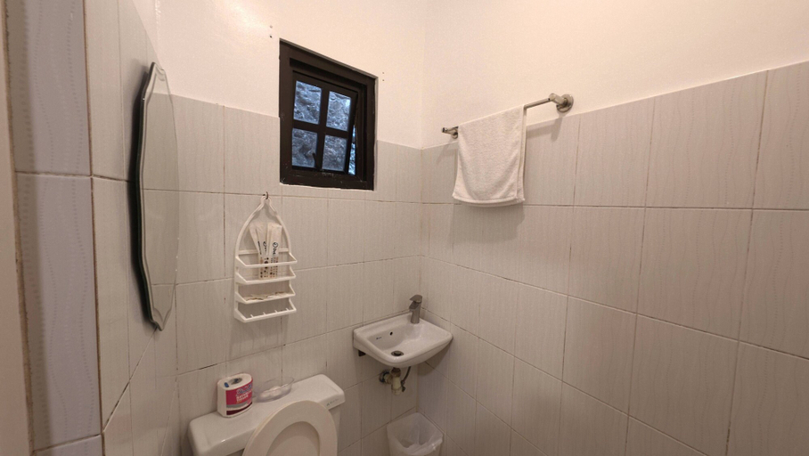 Bathroom 4, FreeDive Inn, Puerto Galera