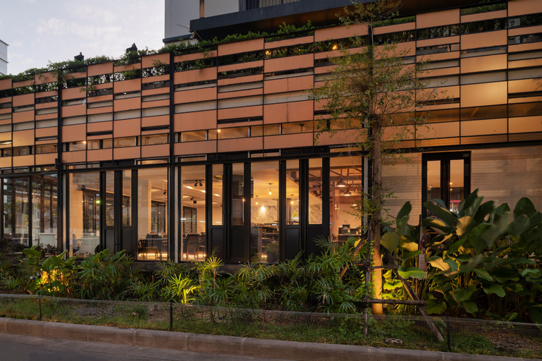 Exterior & Views 10
