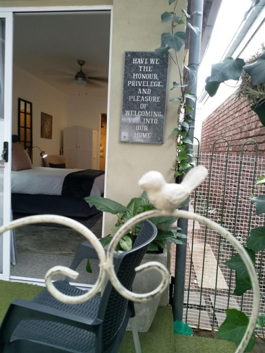 The Oak Treehouse BnB Queenstown, Chris Hani