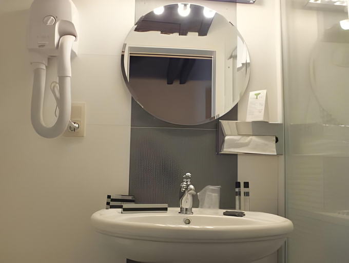Bathroom 4, A Fleur de Couette, Namur