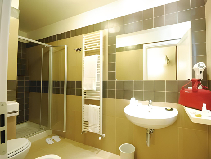 Bathroom 4, Cluentum, Macerata