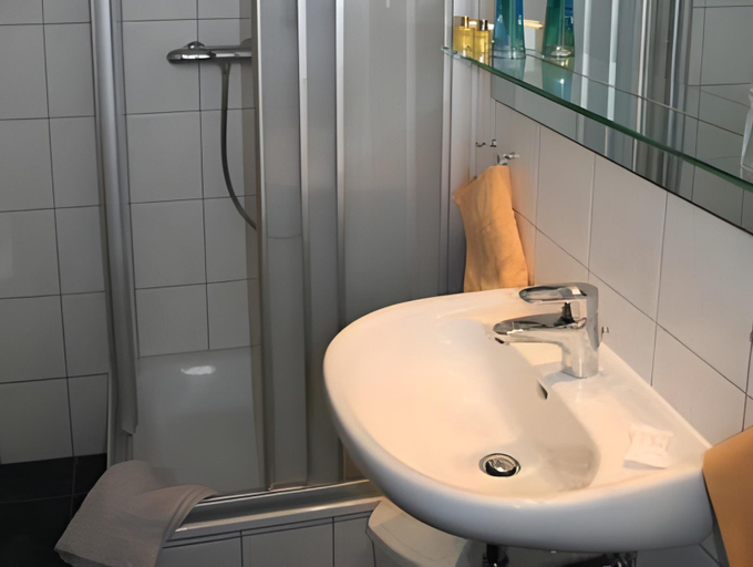 Bathroom 3, Hotel Berlin, Nordfriesland