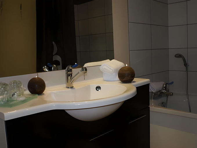 Bathroom 4, Hotel Jules, Pas-de-Calais