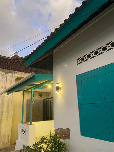 Exterior & Views