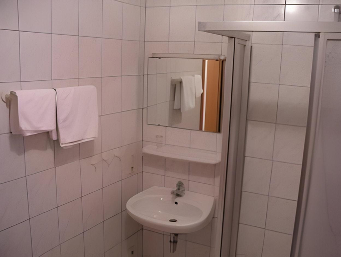 Bathroom 3, Hotel Hessischer Hof, Marburg-Biedenkopf