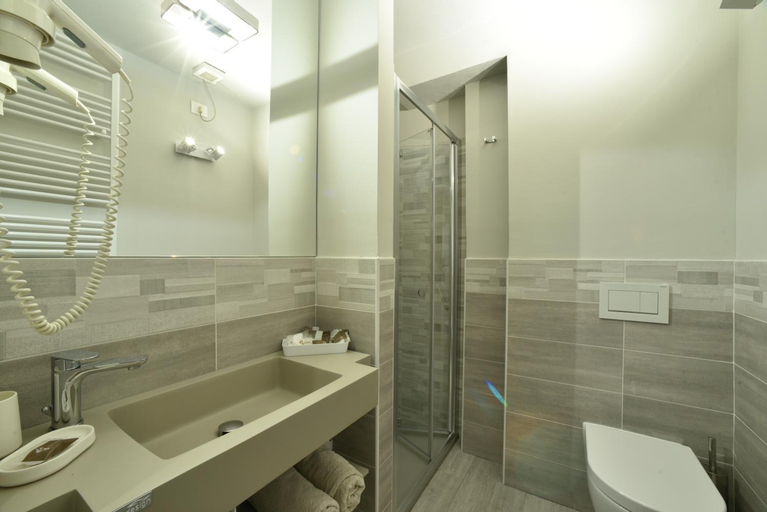 Bathroom 7
