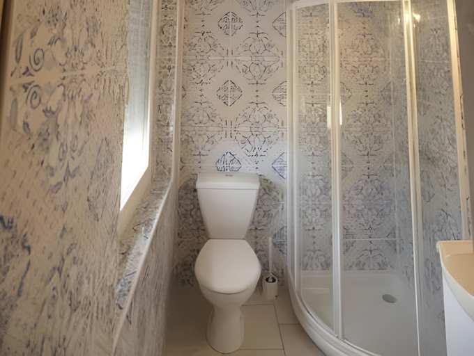 Bathroom 2, L'Acilya, Isère